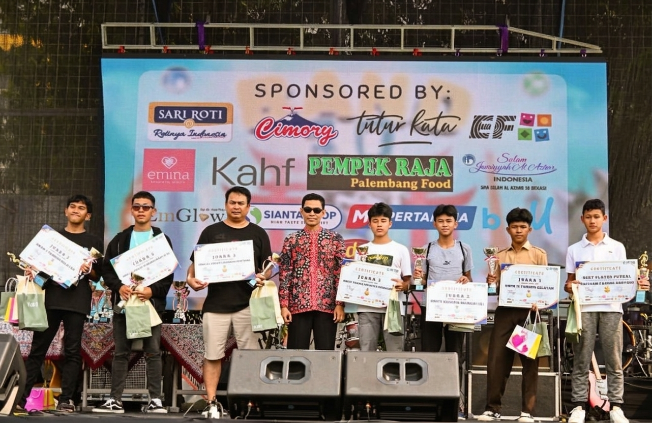 Peserta juara menerima piagam dan hadiah
